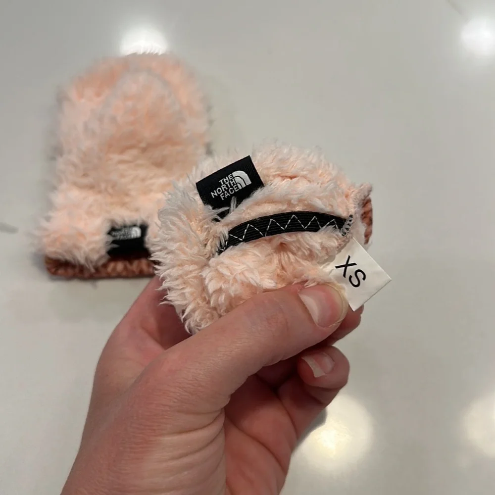 NWOT The North Face Littles pink sweater print mittens size XS 🩷 12-24 months